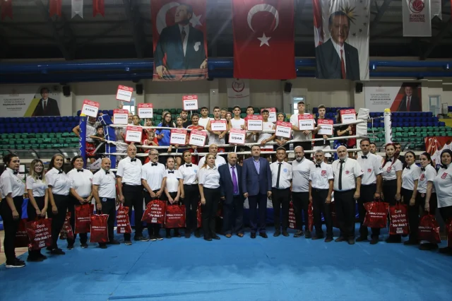 Kütahya'da Büyük Coşku: Zafer Kupası Kick Boks Turnuvası'nda Nefes Kesen Mücadeleler