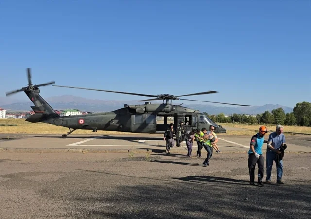 Bingöl'deki Gıda Zehirlenmesi Olayı: Askeri Helikopterle Kurtarma Operasyonu Nefes Kesti