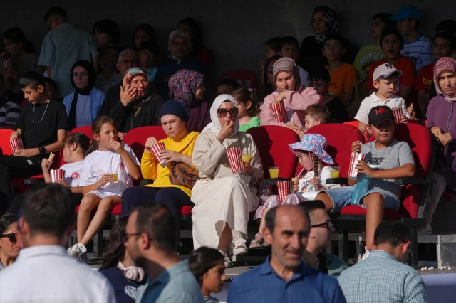 Ankara'da Devlet Korumasındaki Çocuklar İçin Heyecan Verici Model Uçak Gösterisi
