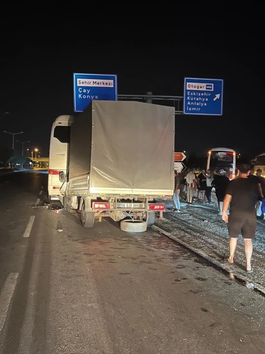 Afyonkarahisar'da Feci Kaza: Yolcu Otobüsüne Kamyonet Çarptı