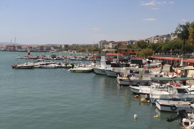 Tekirdağ'da Balıkçılar Poyraz Nedeniyle Limanda Bekliyor