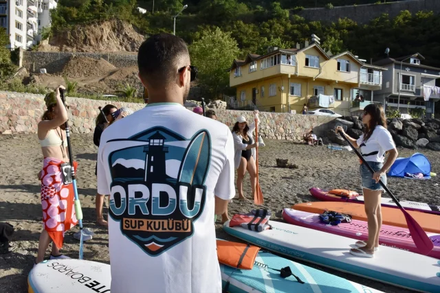 Karadeniz'in Gizemli Dalgalarının Yeni Yıldızı: Kürek Sörfü