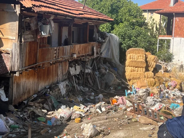 Burdur'daki Evi Temizlik Ekipleri Hayrete Düşürdü