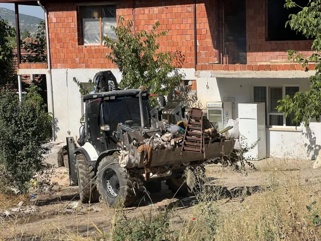 Burdur'daki Evi Temizlik Ekipleri Hayrete Düşürdü