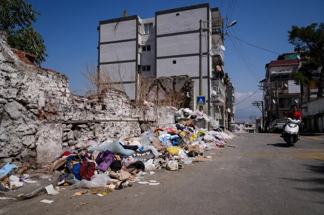 İzmir'in Çöp Kabusuna Çözüm Geliyor mu?