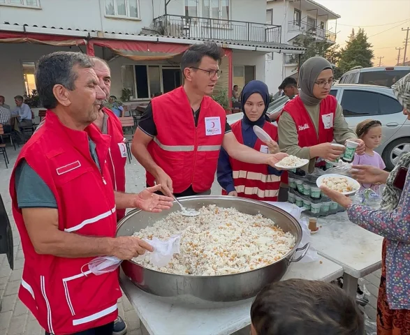 Sındırgı'da Kızılay'ın Destanı: Depremzedelere Üç Öğün Yemek...