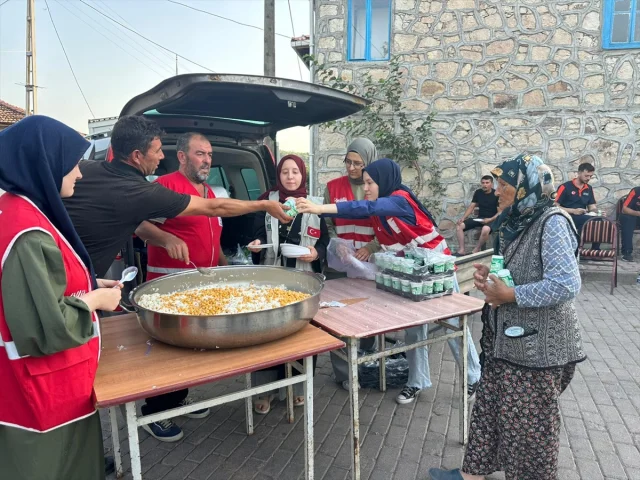 Sındırgı'da Kızılay'ın Destanı: Depremzedelere Üç Öğün Yemek Hizmeti