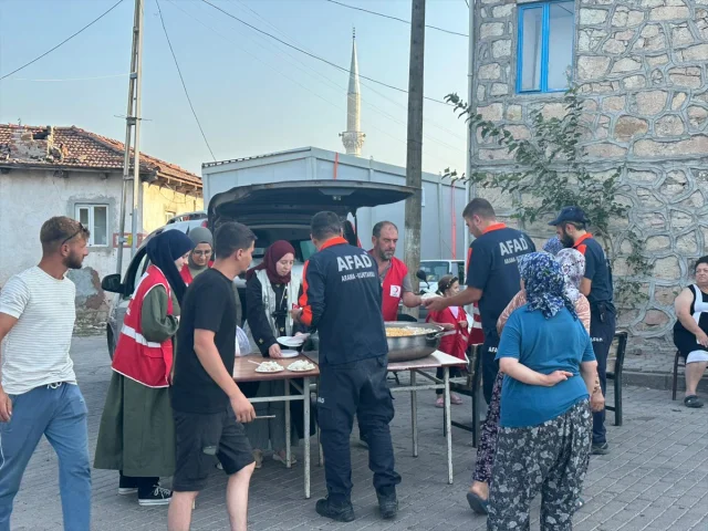 Sındırgı'da Kızılay'ın Destanı: Depremzedelere Üç Öğün Yemek Hizmeti