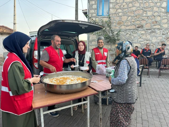 Sındırgı'da Kızılay'ın Destanı: Depremzedelere Üç Öğün Yemek Hizmeti