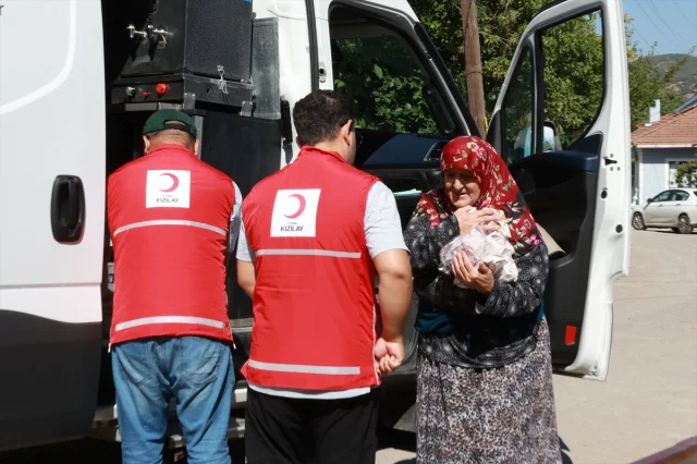 Sındırgı'da Kızılay'ın Destanı: Depremzedelere Üç Öğün Yemek Hizmeti