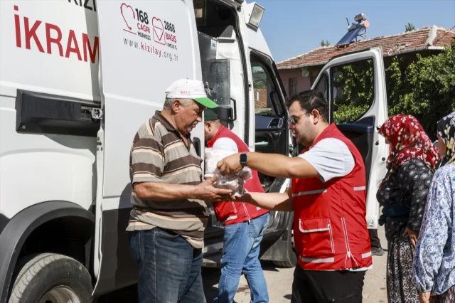 Sındırgı'da Kızılay'ın Destanı: Depremzedelere Üç Öğün Yemek Hizmeti