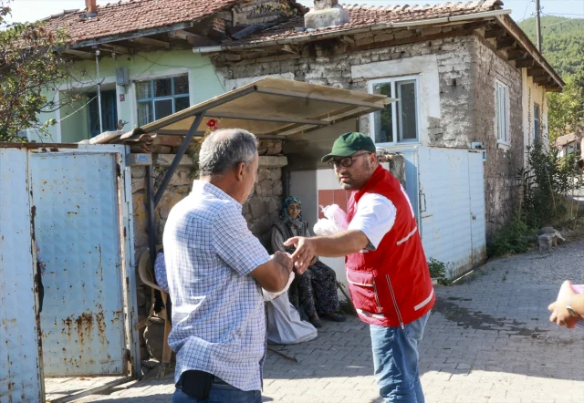 Sındırgı'da Kızılay'ın Destanı: Depremzedelere Üç Öğün Yemek Hizmeti