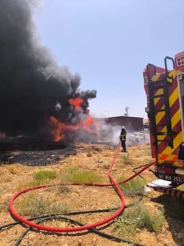 Mardin'de Yangın Korkuttu: Plastik Boru Deposu Alev Aldı