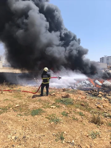 Mardin'de Yangın Korkuttu: Plastik Boru Deposu Alev Aldı