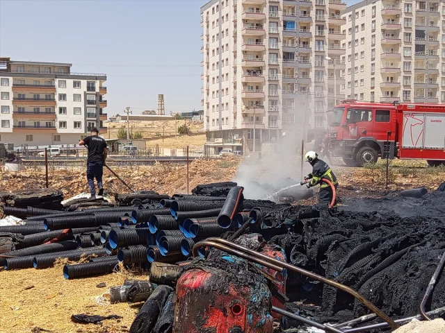 Mardin'de Yangın Korkuttu: Plastik Boru Deposu Alev Aldı