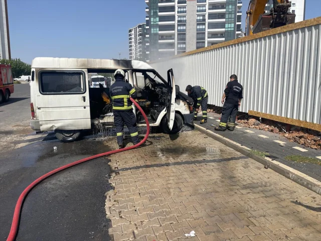 Diyarbakır'da Park Halindeki Minibüs Alev Aldı Herkes Şokta