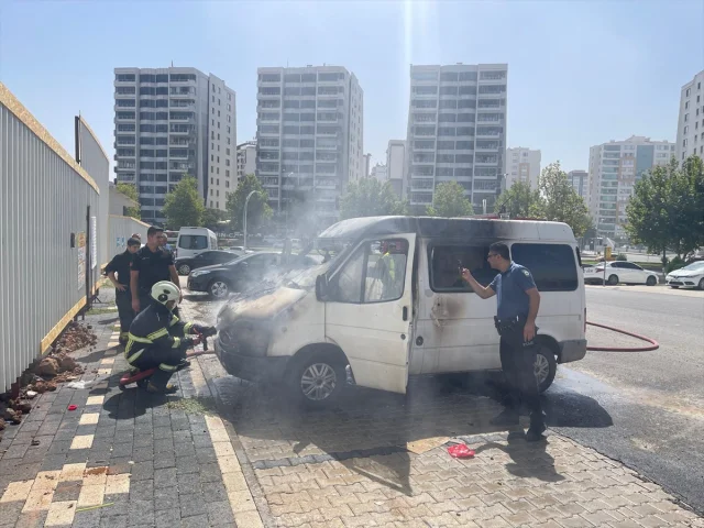 Diyarbakır'da Park Halindeki Minibüs Alev Aldı Herkes Şokta
