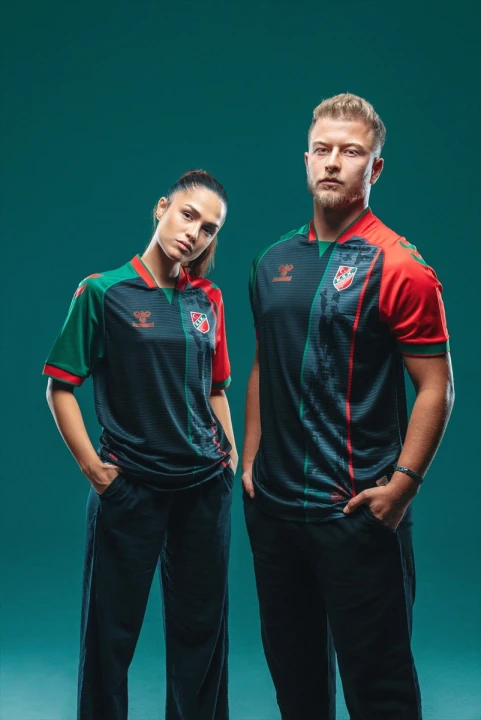 Karşıyaka'nın Atatürk ve Zübeyde Hanım Temalı Forması Büyük İlgi Çekti