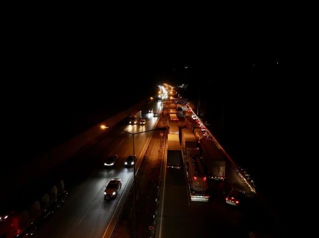 Samsun'da Dev Yangın: Kimyasal Yüklü Tır Yolda Alev Aldı