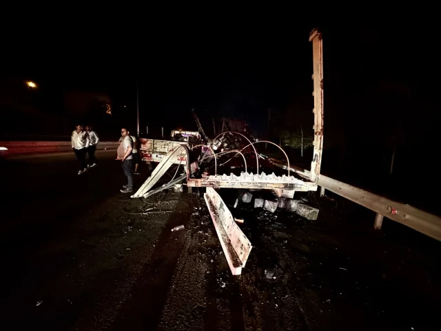 Samsun'da Dev Yangın: Kimyasal Yüklü Tır Yolda Alev Aldı