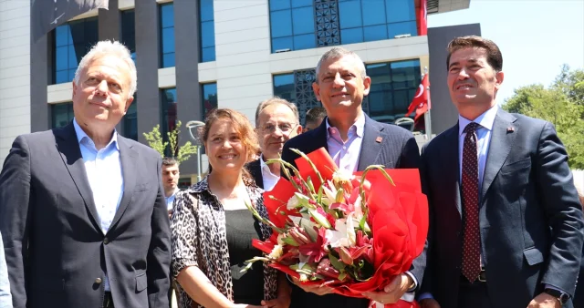 CHP Lideri Özgür Özel'den Trabzon'a Duygusal Ziyaret