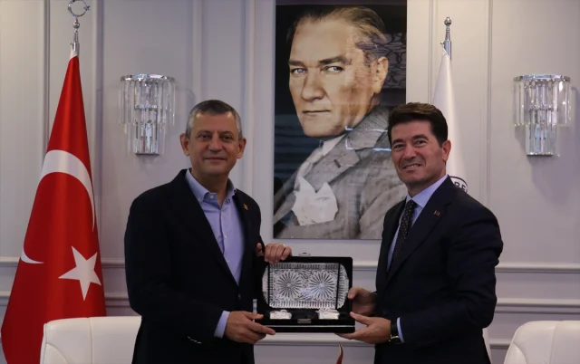 CHP Lideri Özgür Özel'den Trabzon'a Duygusal Ziyaret