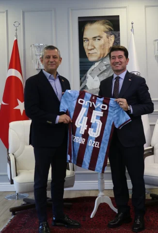 CHP Lideri Özgür Özel'den Trabzon'a Duygusal Ziyaret