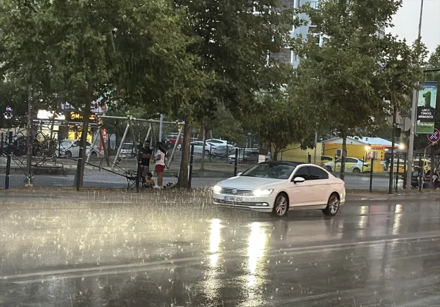 Edirne'de Sağanak Yağış Hayatı Felç Etti