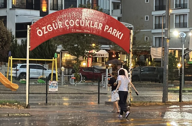 Edirne'de Sağanak Yağış Hayatı Felç Etti