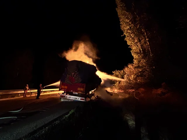 Çorum'da Atık Yüklü Tır Yangını Trafiği Felç Etti
