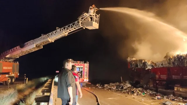 Çorum'da Atık Yüklü Tır Yangını Trafiği Felç Etti