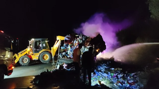 Çorum'da Atık Yüklü Tır Yangını Trafiği Felç Etti