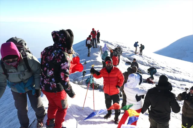 Ağrı Dağı Büyüleyici Zirvesiyle Dağcıların Gözdesi Olmaya Devam Ediyor