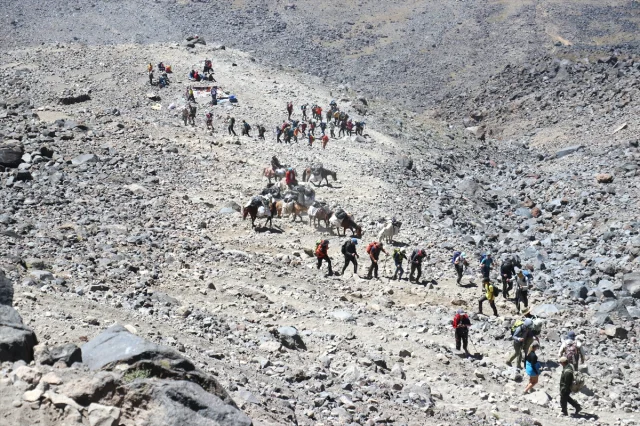 Ağrı Dağı Büyüleyici Zirvesiyle Dağcıların Gözdesi Olmaya Devam Ediyor
