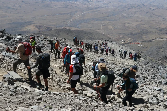 Ağrı Dağı Büyüleyici Zirvesiyle Dağcıların Gözdesi Olmaya Devam Ediyor