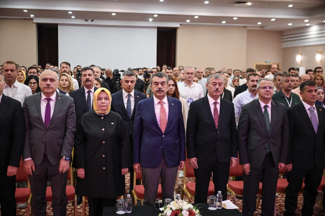 Bakan Tekin Dünyaya Eğitim Mesajı Veriyor