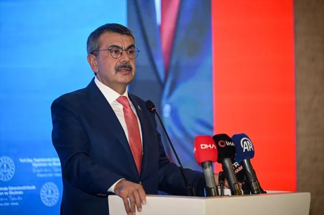 Bakan Tekin Dünyaya Eğitim Mesajı Veriyor