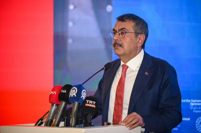 Bakan Tekin Dünyaya Eğitim Mesajı Veriyor