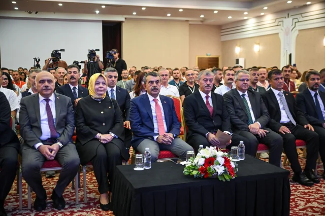Bakan Tekin Dünyaya Eğitim Mesajı Veriyor