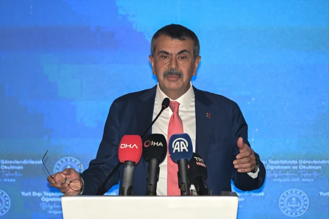Bakan Tekin Dünyaya Eğitim Mesajı Veriyor