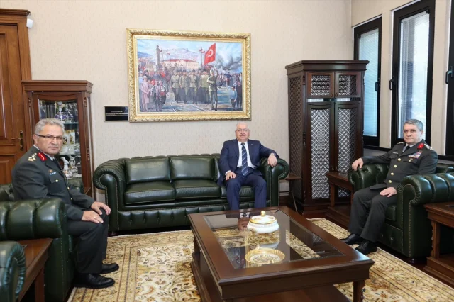 Kara Kuvvetleri Komutanlığı'nda Nefes Kesen Devir Teslim Töreni Gerçekleşti