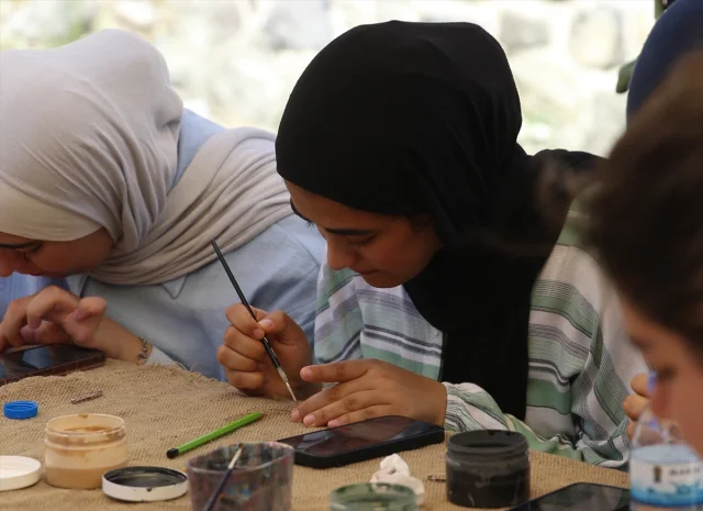 Kültür Yolu Festivali'nde Filistinli Öğrenciler Sanatla Bulu...