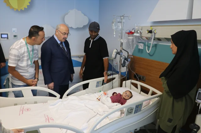 Adana Valisi'nden Gazzeli Aileye Duygusal Ziyaret