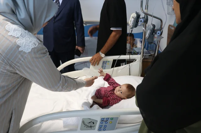 Adana Valisi'nden Gazzeli Aileye Duygusal Ziyaret