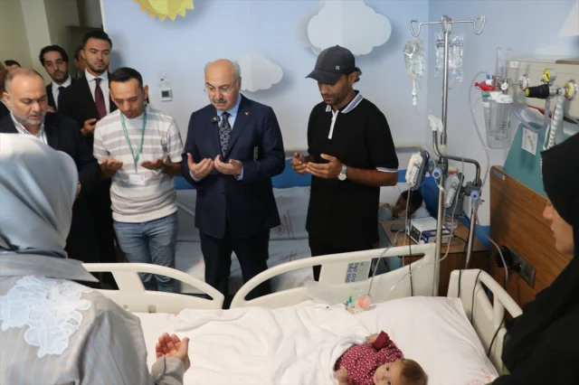 Adana Valisi'nden Gazzeli Aileye Duygusal Ziyaret