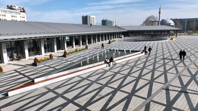 Bursa'da Yapımı Tamamlanan Dev Yer Altı Otoparkı Merak Uyandırıyor