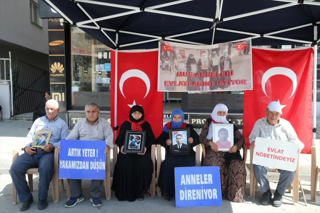 Muşlu Ailelerden DEM Parti Önünde Yürek Burkan Eylem