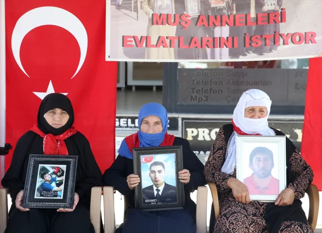 Muşlu Ailelerden DEM Parti Önünde Yürek Burkan Eylem