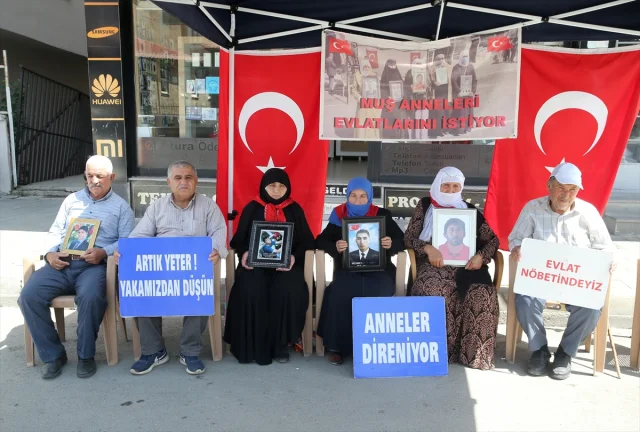 Muşlu Ailelerden DEM Parti Önünde Yürek Burkan Eylem