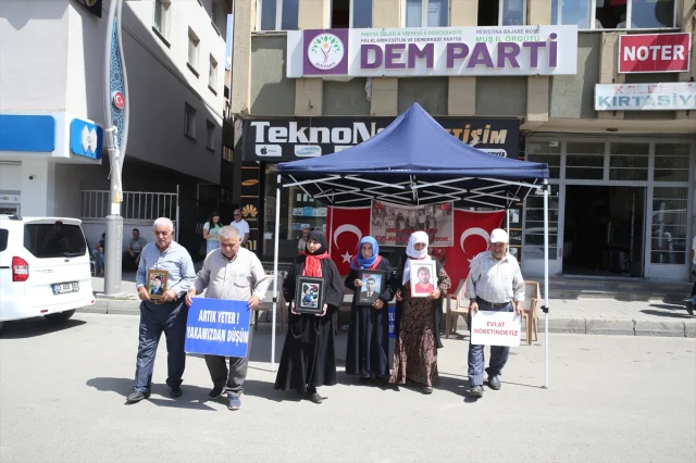 Muşlu Ailelerden DEM Parti Önünde Yürek Burkan Eylem
